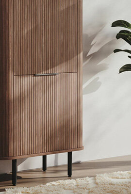 Kategoria Huonekalut pystyraitakuviolla tai pystyraitasäleiköllä