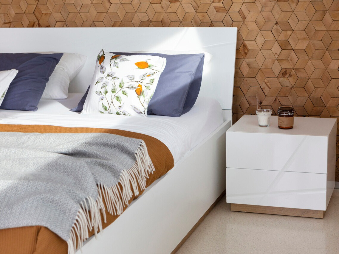 Yöpöytä Corfioa 114