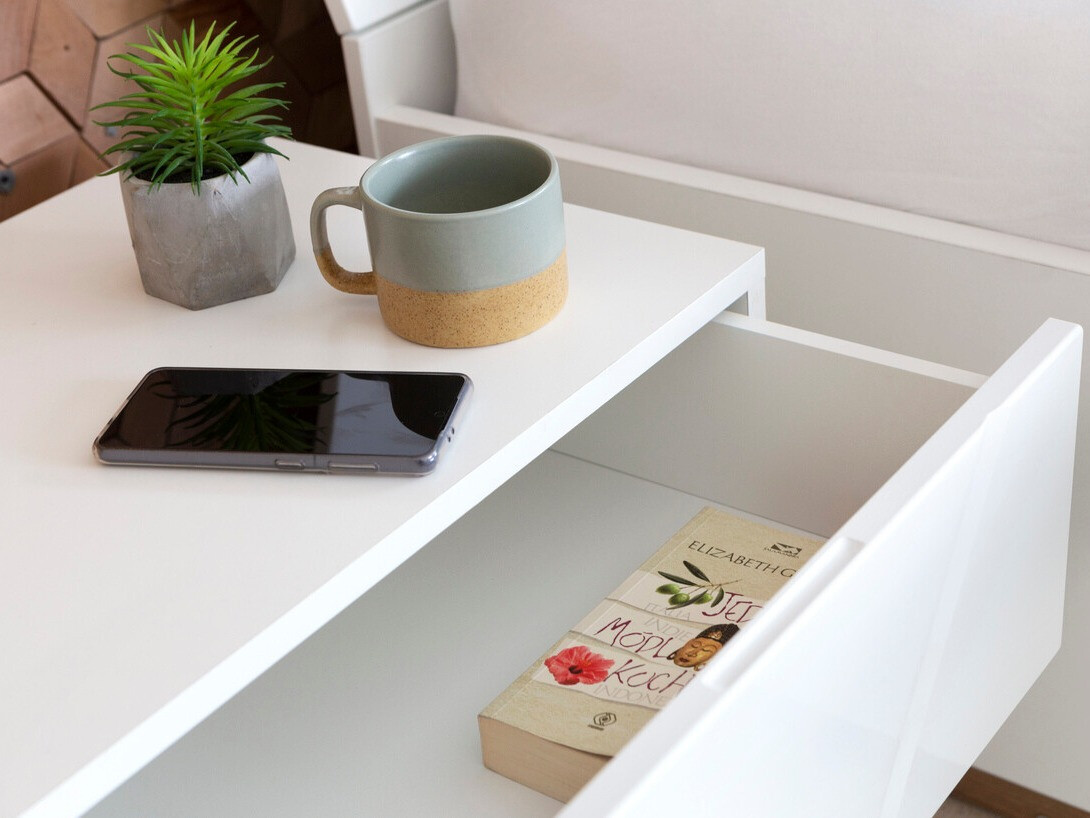 Yöpöytä Corfioa 114