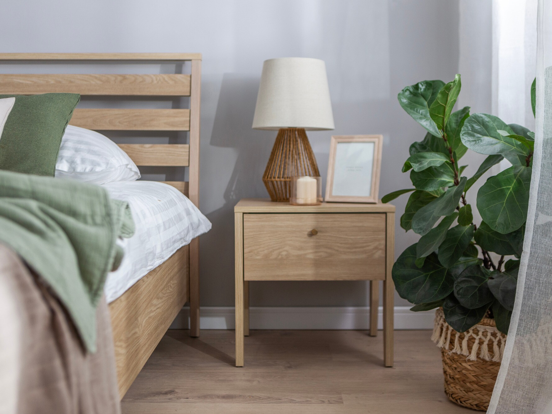 Yöpöytä Salviri 104