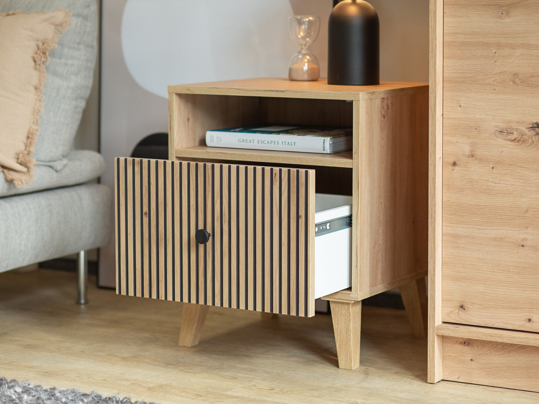 Yöpöytä Beltivi 106