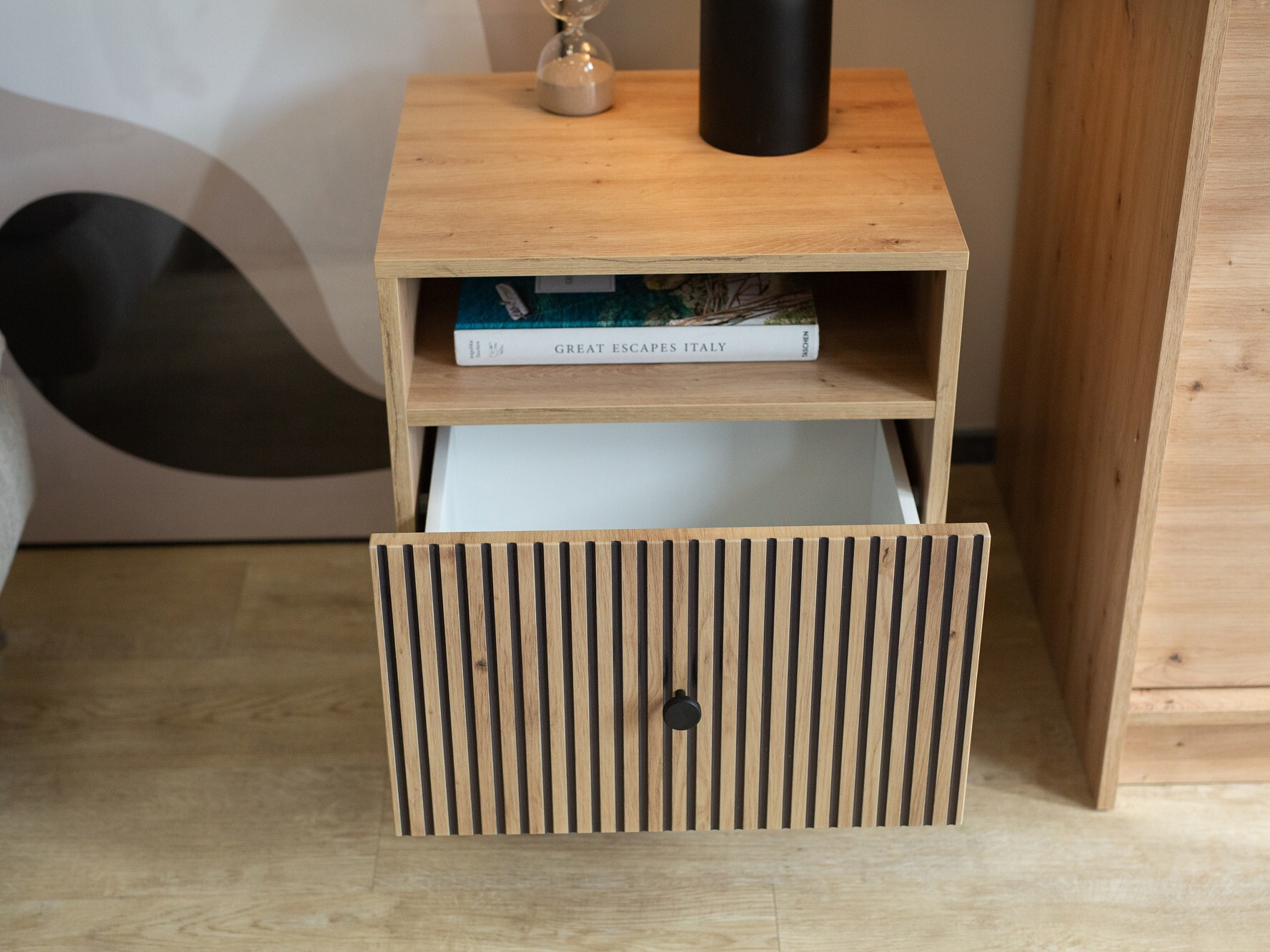 Yöpöytä Beltivi 106