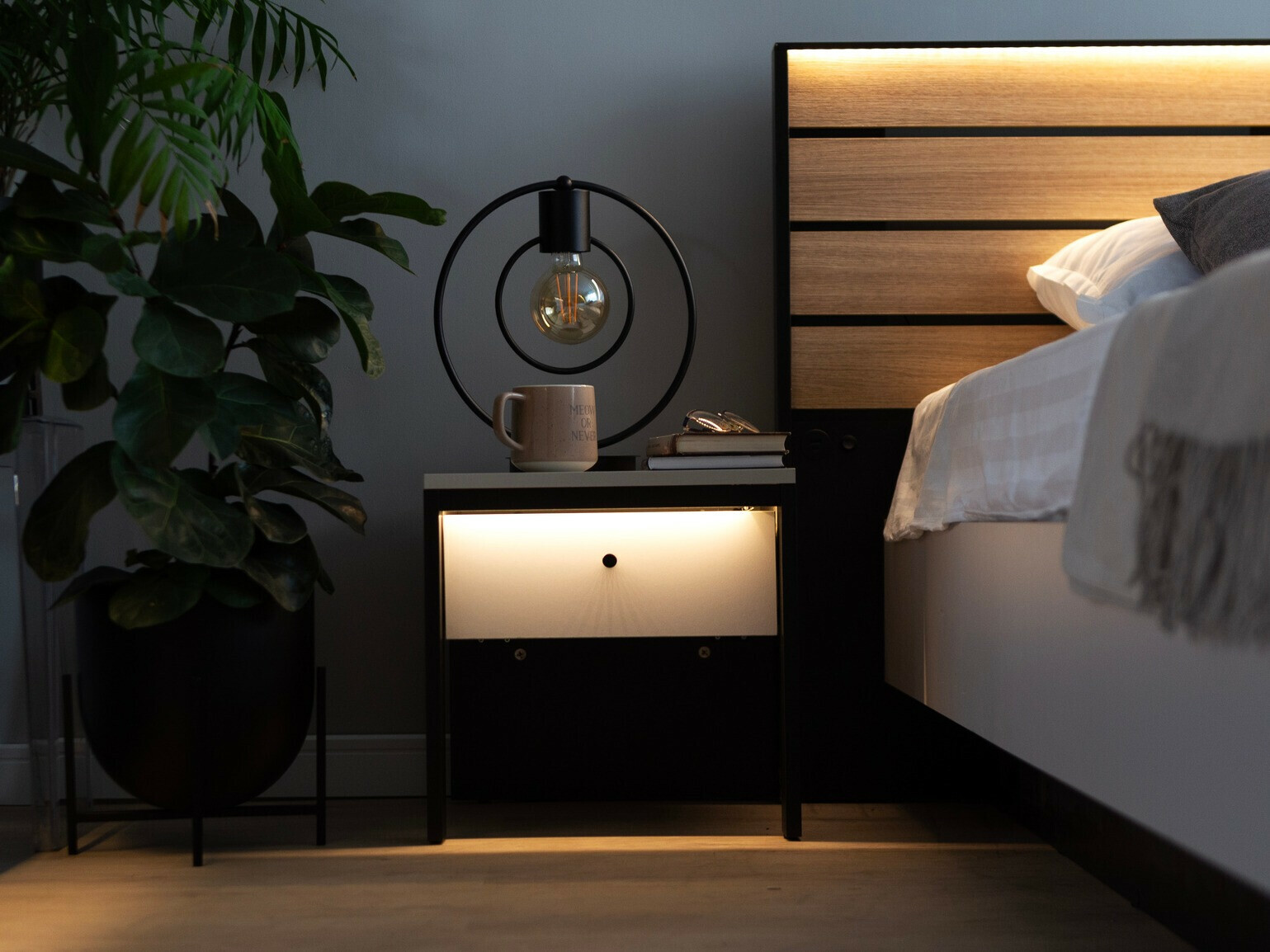 Yöpöytä Almela 104