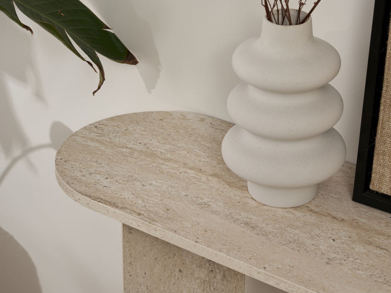 Konsoli Novato 133 (Kevyt travertiini)